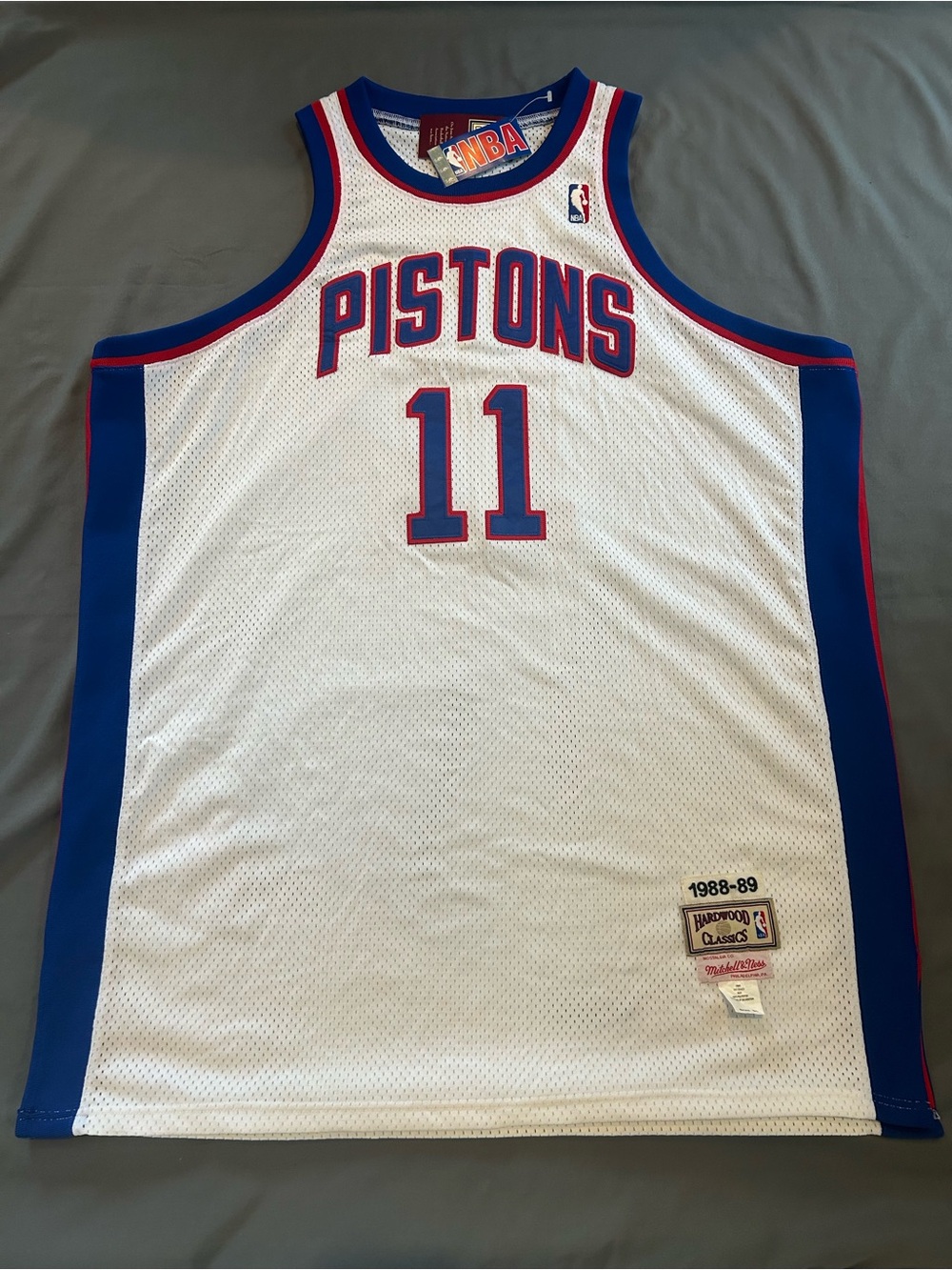Mitchell & Ness Hardwood Classics / NBA / Detroit Pistons / Isiah Thomas Jersey